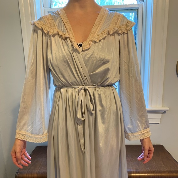 Vintage Robe - Picture 2 of 10